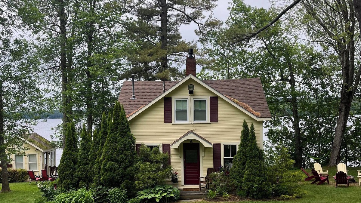 South China Cabin | Charming 2-bedroom lakefront cottage & dock