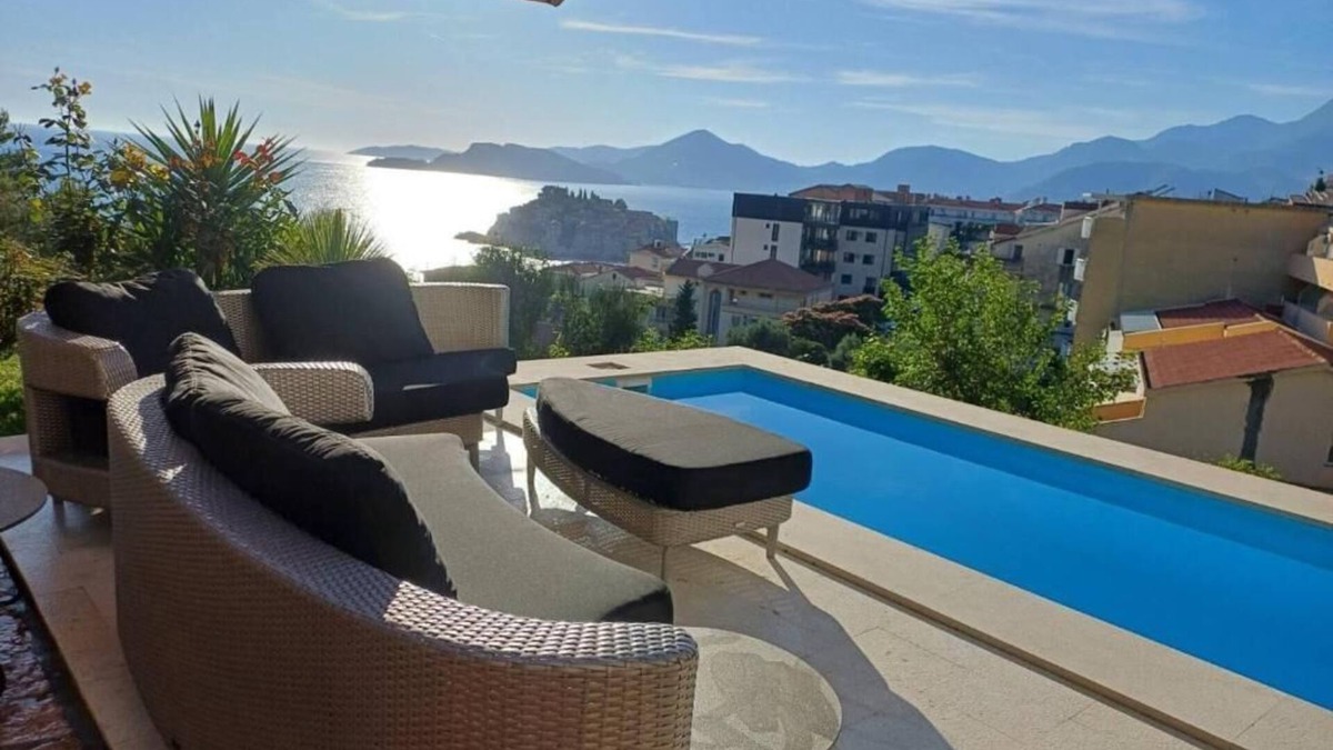 Sveti Stefan Apartment | Charming 2-bedroom apartment in marvelous Sveti Stefan with AC