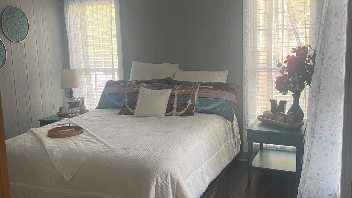 Benton House | Charming 2-bedroom mobile home with AC, WiFi in Benton very close to the Ky Lake