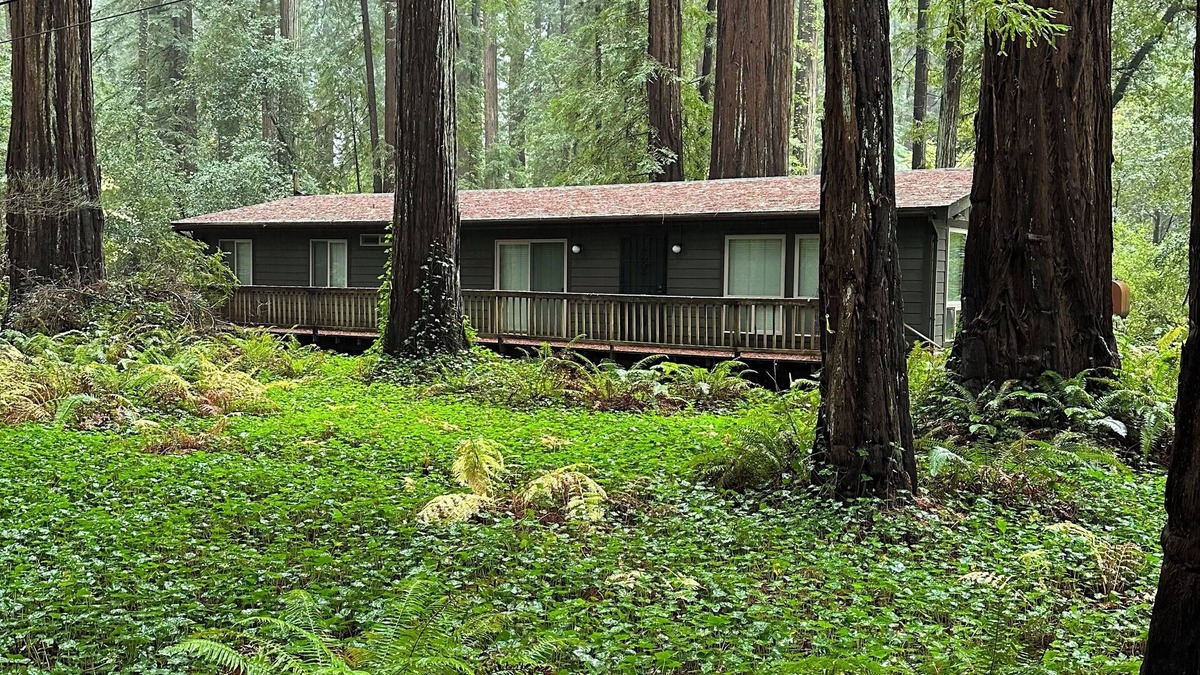 Redway House | Charming 2-bedroom modular home in Redway surrounded by State Parks.