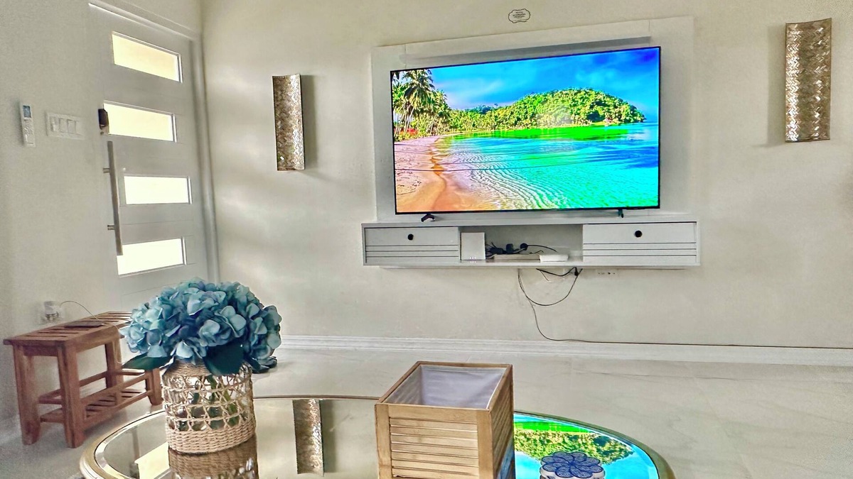 Little London House | Charming 2 bedroom near Adventure Park & 7 Mile Beach, WiFi + AC in Negril