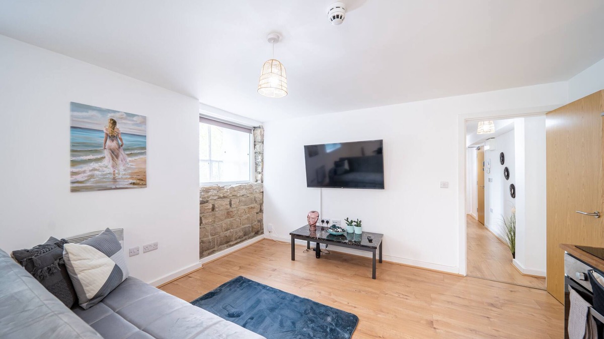 Leeds Apartment | Charming 2 Bedroom Next to Kirkstall Centre Leeds