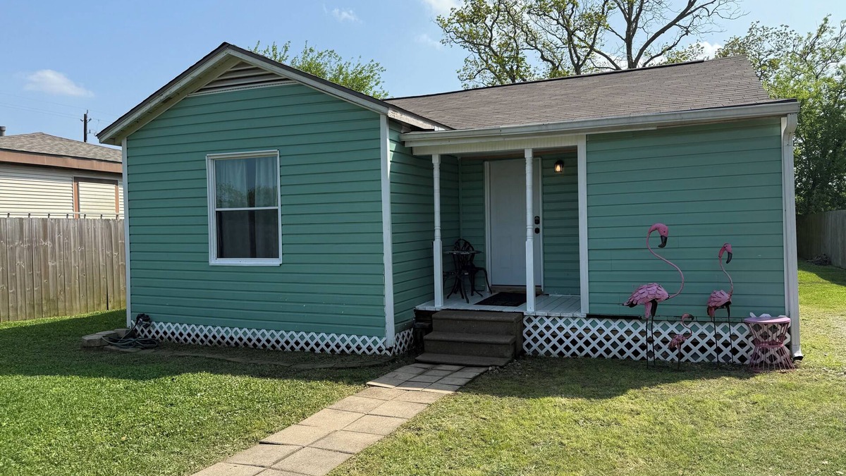 Hitchcock House | Charming 2-bedroom pet-friendly house with fenced yard minutes from Galveston!