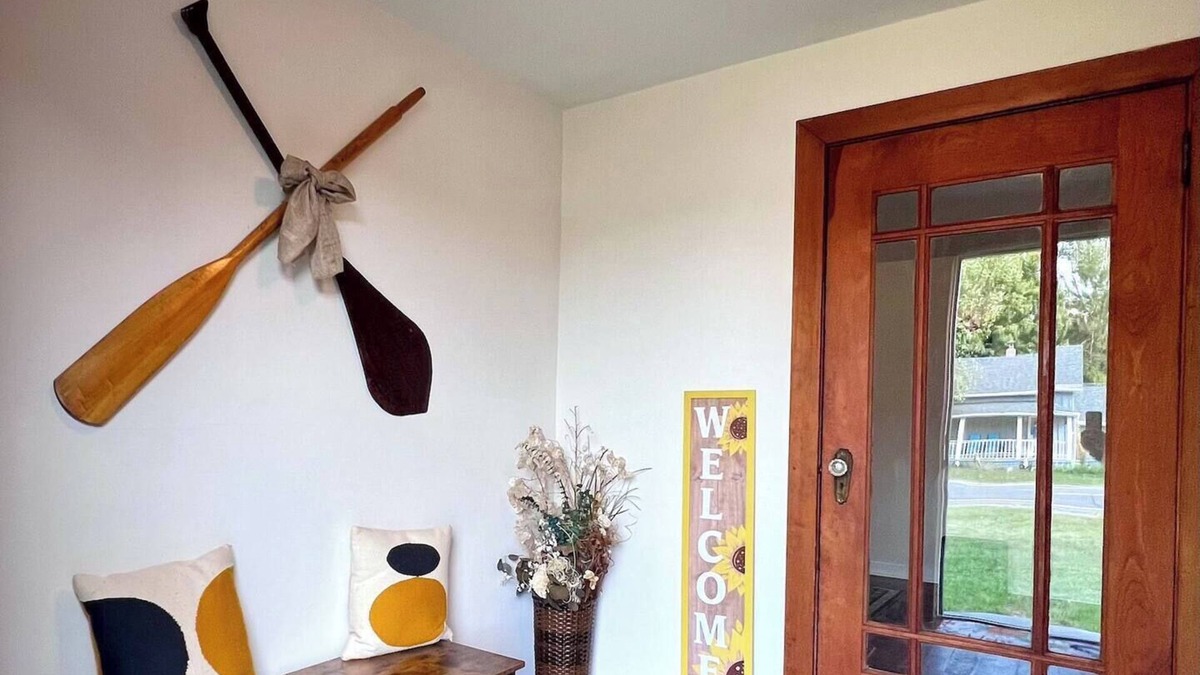Bridgman House | Charming 2-bedroom pet friendly house, close to Weko Beach & Wine Trail