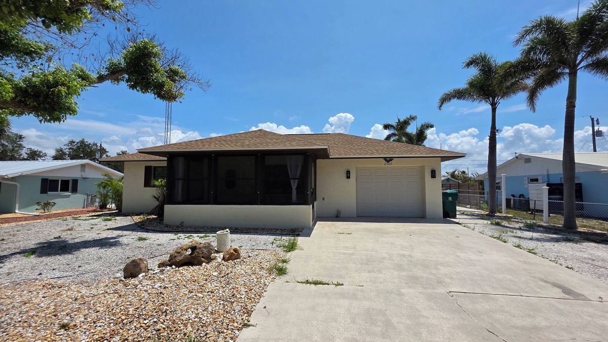 Englewood South House | Charming 2-bedroom pool house with WiFi in lovely Englewood, close to the beach.