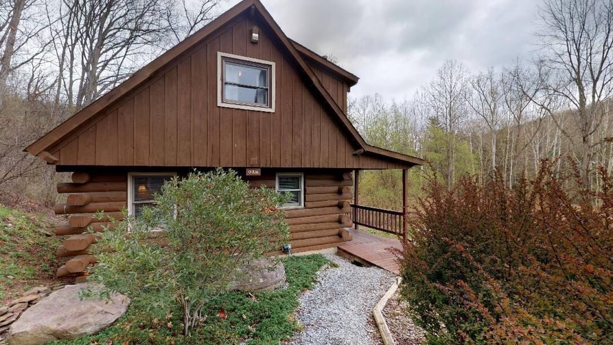 Gaines Cabin | Charming 2-bedroom Private Cabin in Gaines, Hot Tub, WIFI, Fire Ring, Pool Table