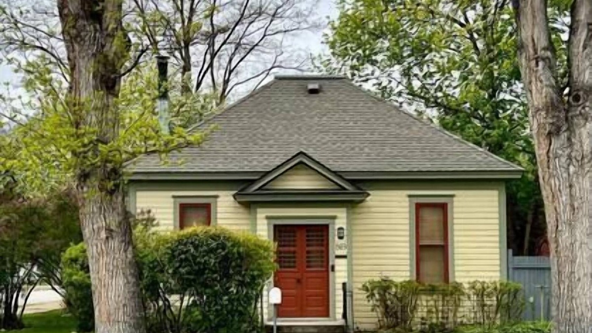 Hamilton House | Charming 2 bedroom, south side Hamilton home!