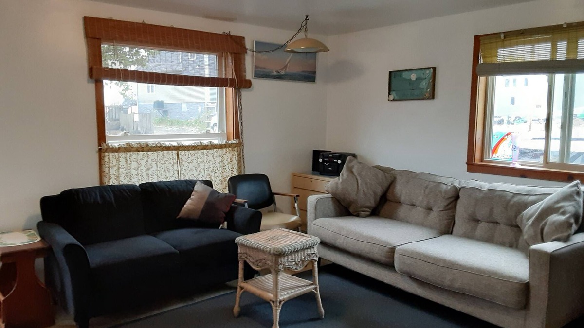 Irving Cottage | Charming 2-bedroom summer cottage in amazing Sunset Bay, Irving with AC