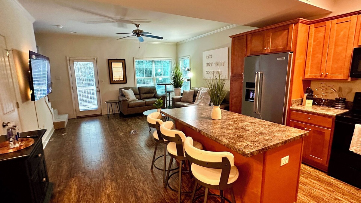 Northport House | Charming 2-bedroom townhome with AC, WiFi in enjoyable Northport. King Bed