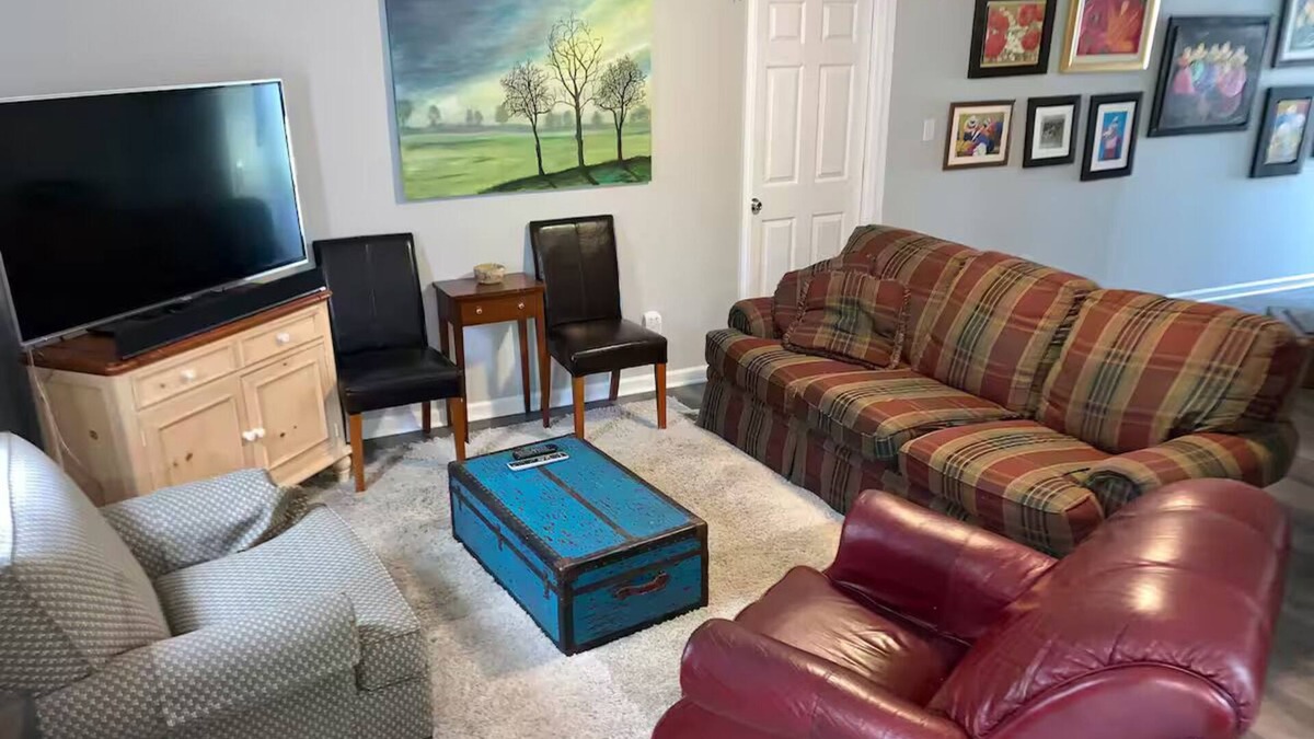 Radcliff House | Charming 2-bedroom townhome with High Speed wifi and smart TV’s in Radcliff