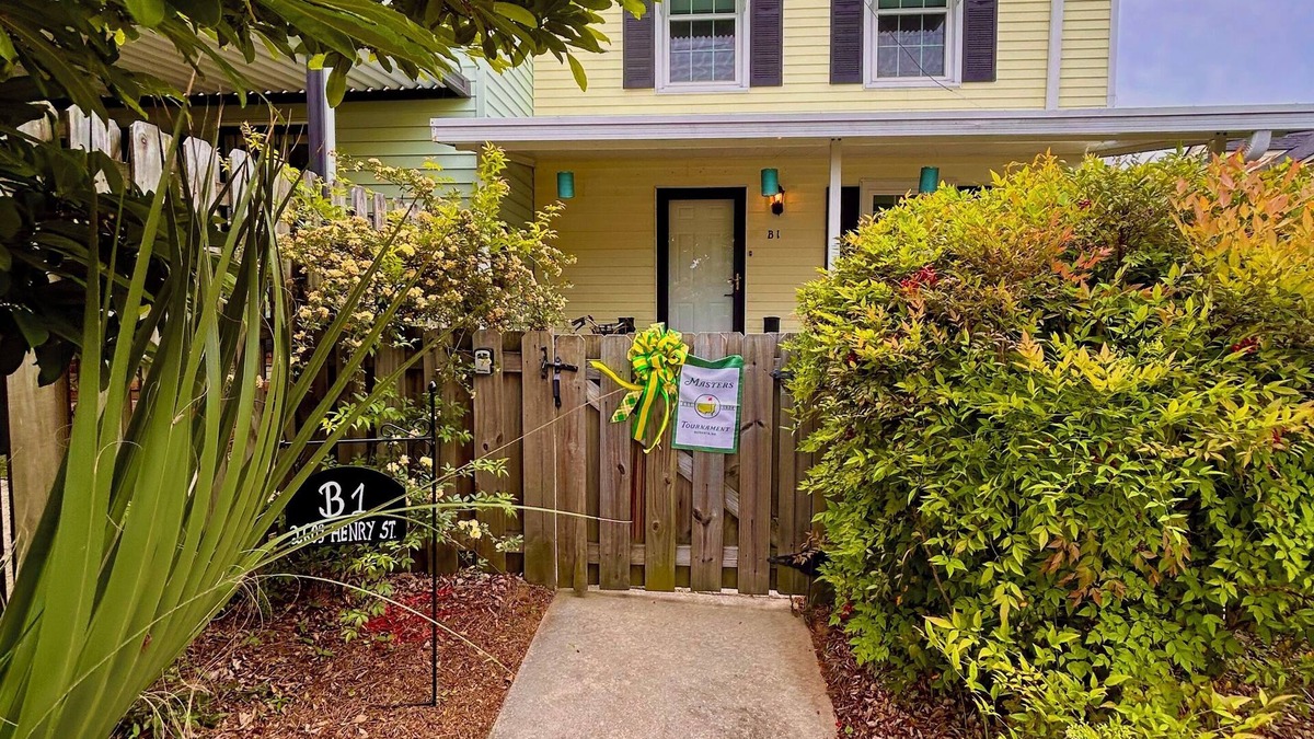 Summerville House | Charming 2-bedroom townhome in Summerville 2 miles from Golf course