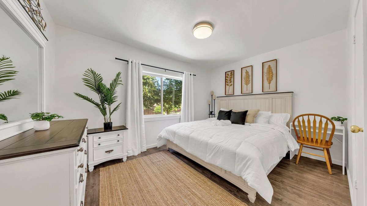 Southeastern Sacramento House | Charming 2-bedroom Unit in Duplex Nestled in A Quiet Neighborhood.