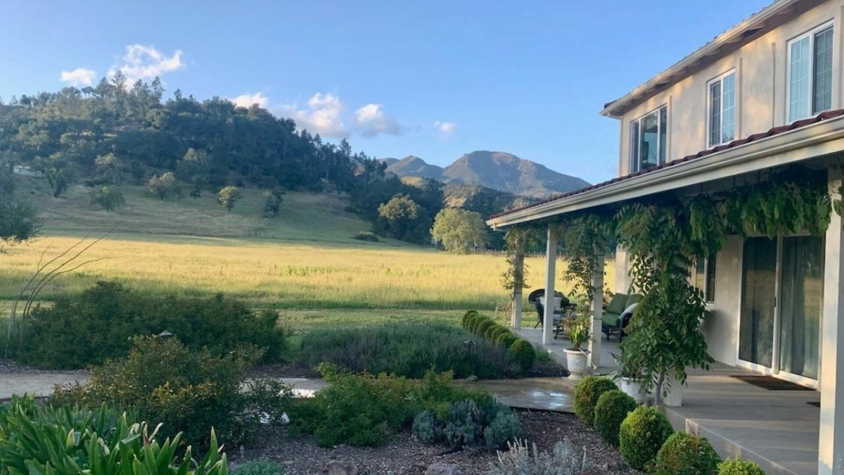 Calistoga Villa | Charming 2-bedroom unit with vineyard views at the Villa Mimosa in Napa Valley