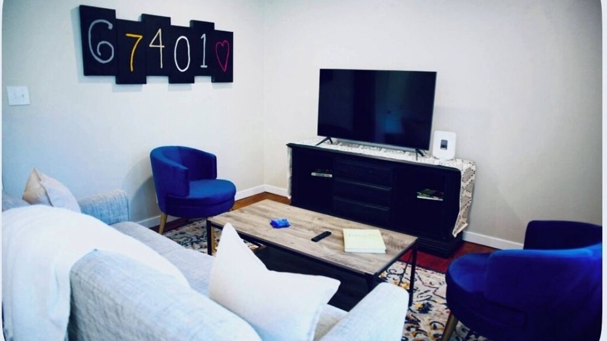 Salina House | Charming 2-bedroom updated pet-friendly home in Central Salina!