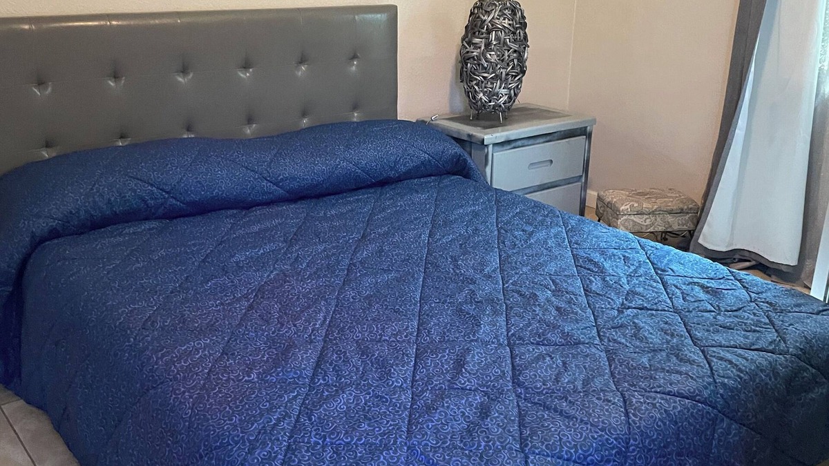 Bakersfield House | Charming 2-bedroom house with WiFi, AC in Bakersfield