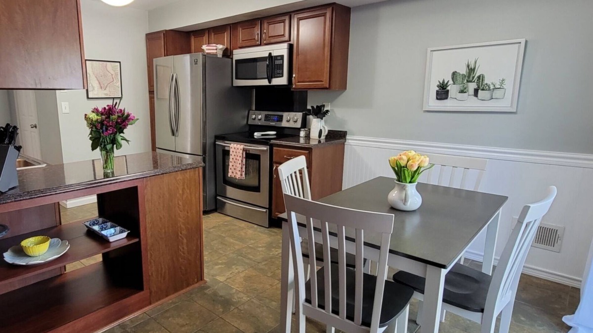 Ballston Spa House | Charming 2 Bedroom 3 bathroom Townhouse, minutes from Saratoga Springs!