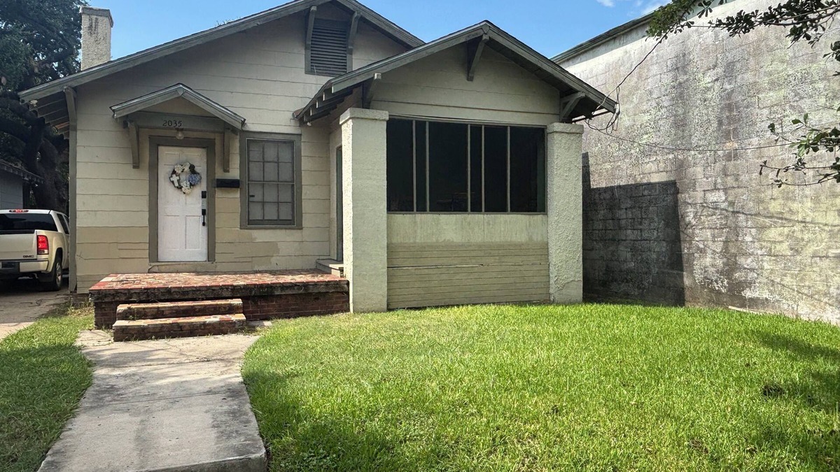 Mid City North House | Charming 2-bedroom house with AC, WiFi in Baton Rouge