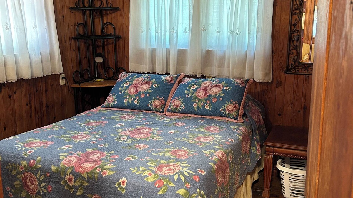 Bull Shoals Cottage | Charming 2-bedroom cottage in Bull Shoals with Lake access.