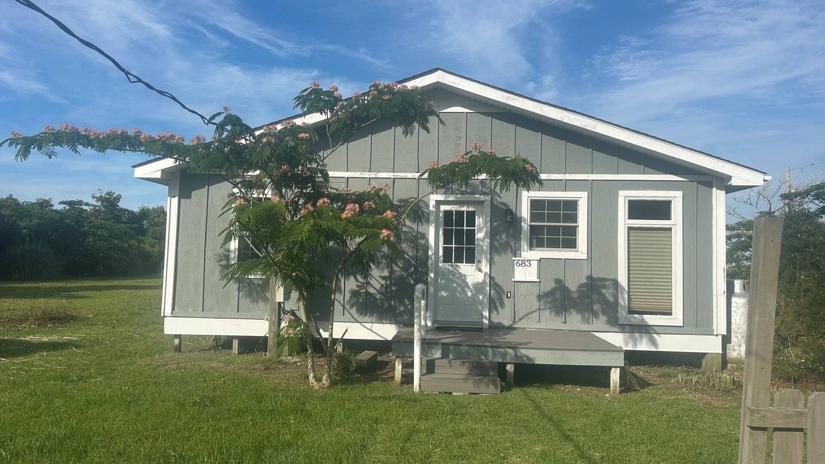 Hobucken House | Charming 2-bedroom house with private beach access in peaceful Cedar Island