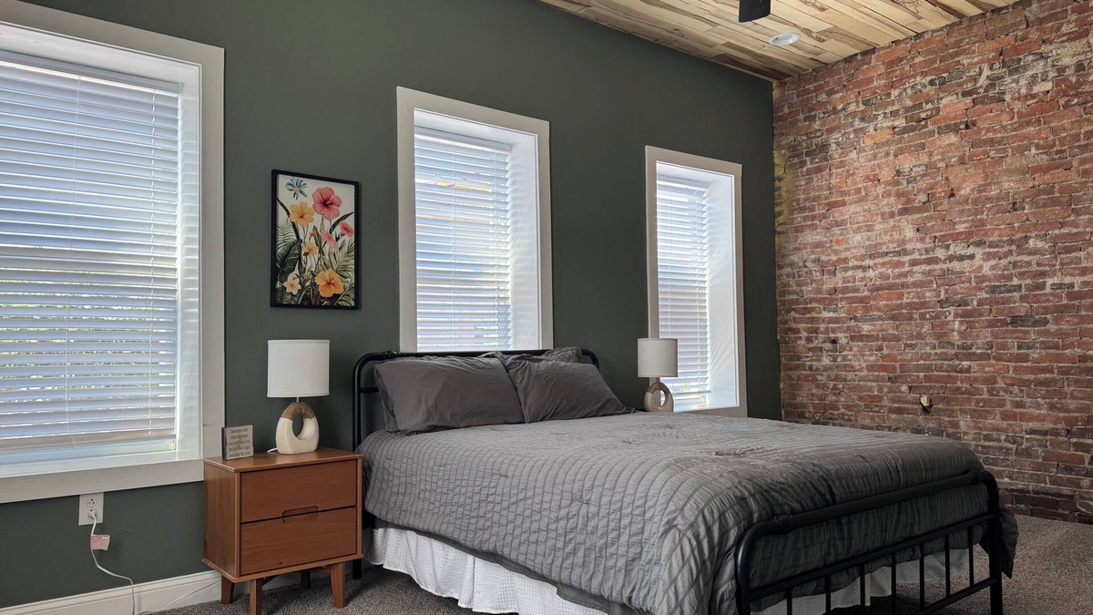 Chillicothe Apartment | Charming 2-bedroom apartment on the downtown square