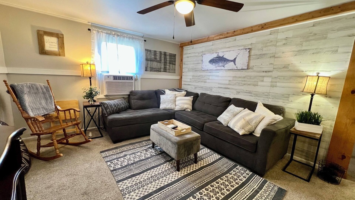 Crystal River Cottage | Charming 2-bedroom cottage with AC, WiFi in Crystal River