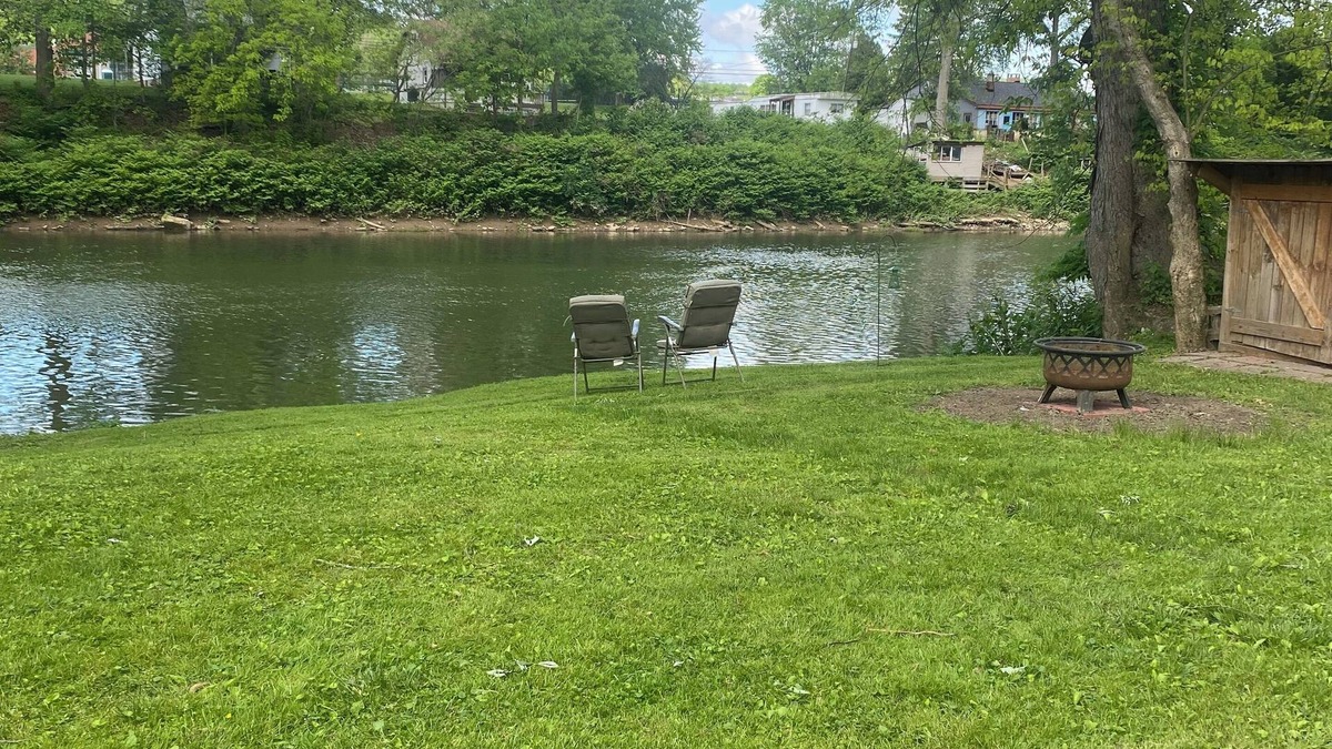 Ellwood City House | Charming 2-bedroom bungalow with AC, WiFi,washer and dryer, ON THE CREEK.