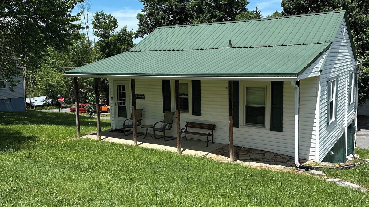 Fayetteville House | Charming 2-bedroom house. Walk to town Quiet neighborhood. 1 mile to NRG bridge!