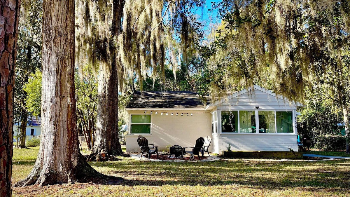 Gainesville House | Charming 2-bedroom Cottage in Gainesville. 10 to UF