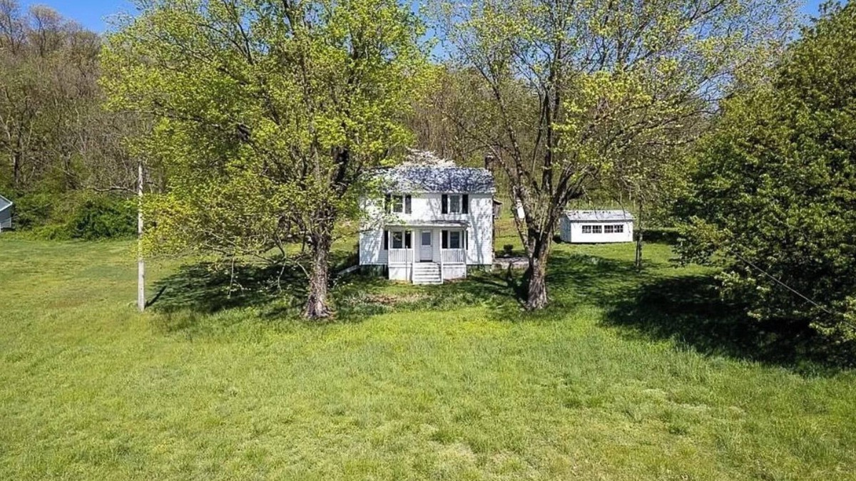 Singers Glen House | Charming 2-bedroom house farmhouse 15 minutes from downtown Harrisonburg & JMU