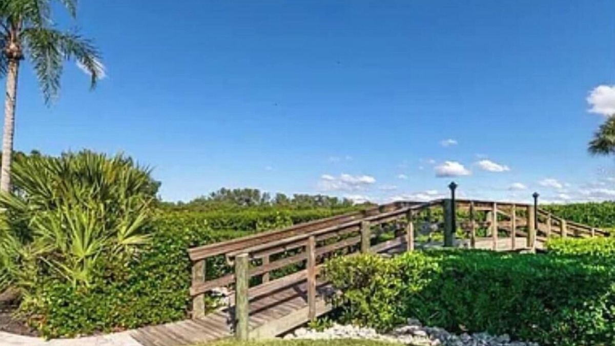 Holmes Beach Condo | Charming 2-bedroom condo in brilliant Holmes Beach with AC