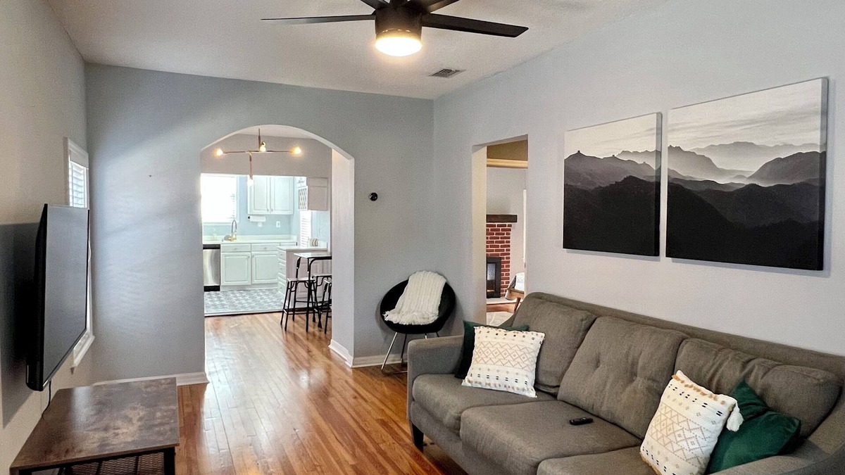 Fairfax House | Charming 2-bedroom house 2 Porches, WiFi, AC & Firepit in Historic Neighborhood