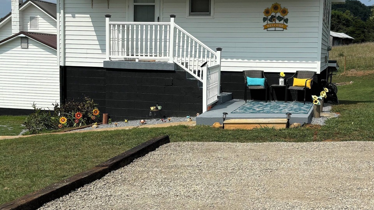 Jonesborough House | Charming 2-bedroom house with WiFi, AC in excellent Jonesborough