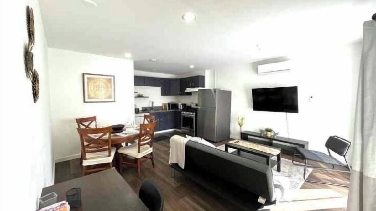 Palms House | Charming 2-Bedroom Guesthouse, Private, fully fenced Backyard, near Culver City!