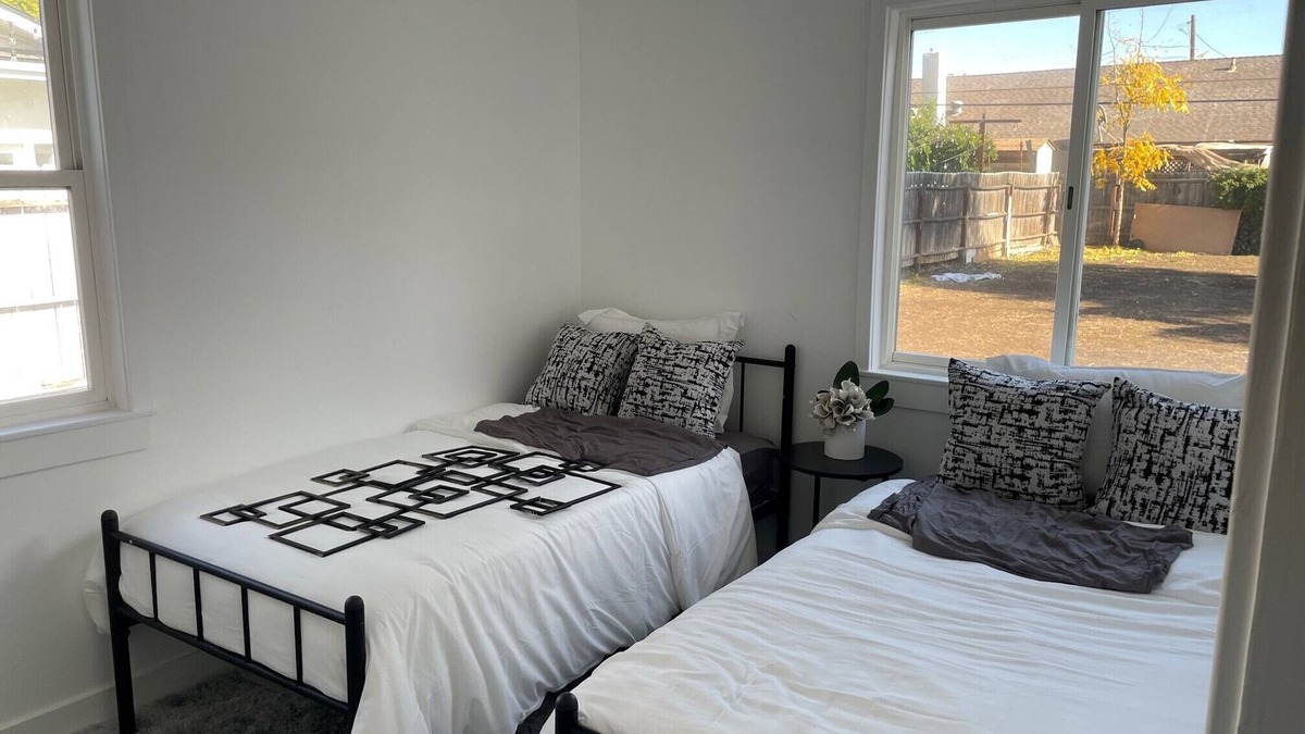 Tarzana House | Charming 2-bedroom house in the heart of Tarzana located near the 101 freeway