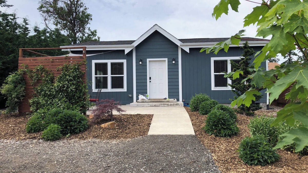 Marylhurst House | Charming 2-bedroom house in lovely Oregon City with AC, WiFi