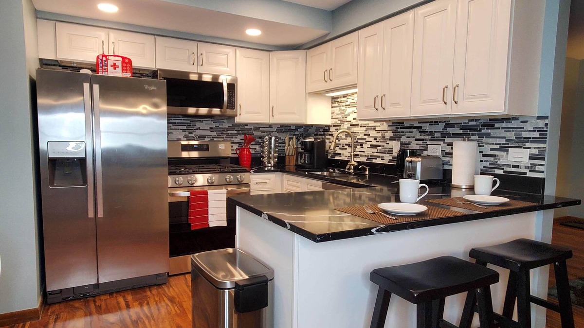 Palos Hills Apartment | Charming 2-Bedroom Apt. King Bed, Desk, Fast WiFi, A/C, Near Hospitals