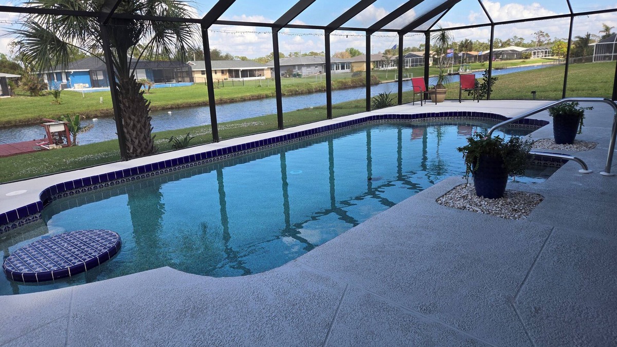 Oakland Hills House | Charming 2-bedroom house in wonderful Rotonda West with AC and private pool