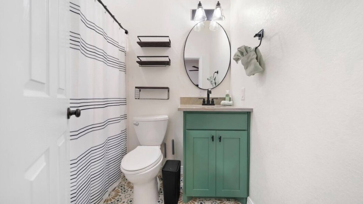 Mahncke Park House | Charming 2-bedroom house near Botanical Gardens with Wi-Fi and Private Yard