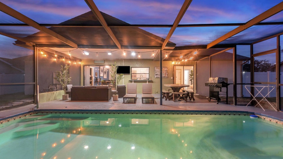 Spring Hill House | Charming 2-bedroom house with pool and fenced in backyard. Sleeps 8