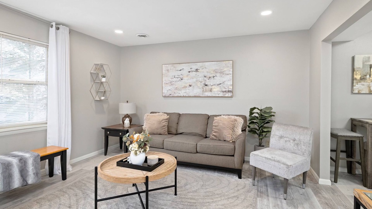 Brookline Station Apartment | Charming 2-bedroom apartment with AC, WiFi in delightful Springfield