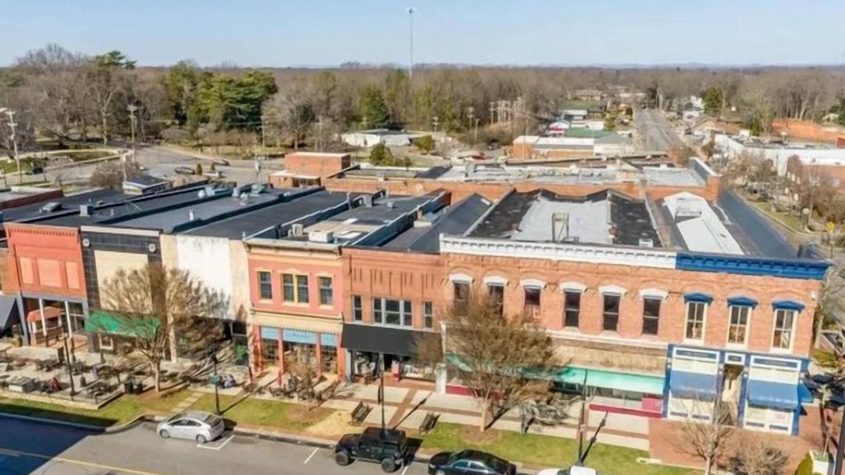Statesville Apartment | Charming 2-bedroom apartment in delightful Downtown Statesville with WiFi, AC.
