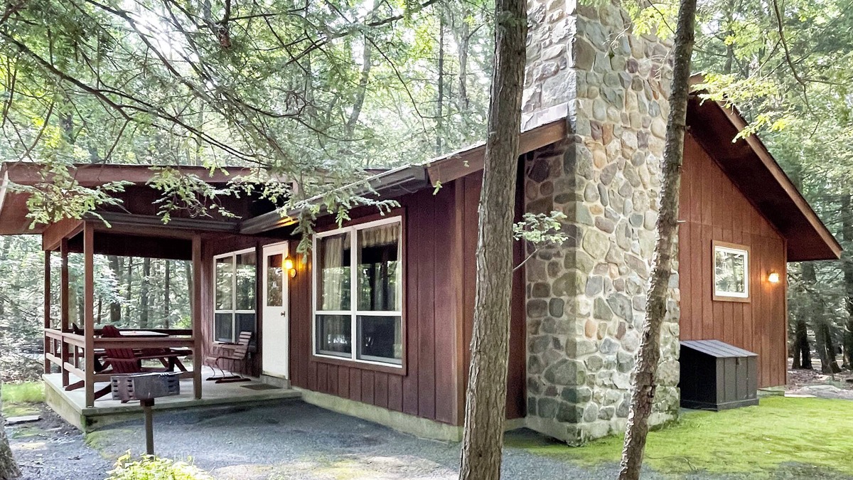 Reeders Cabin | Charming 2 Bedroom Cabin in the Poconos on Private Resort
