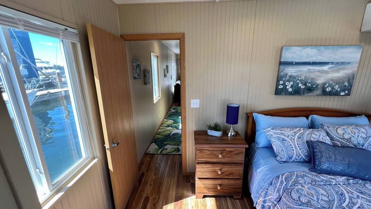 Sturgeon Bay Boat Rental | Charming 2-bedroom houseboat in Sturgeon Bay with AC, WiFi/Pier Relax'n