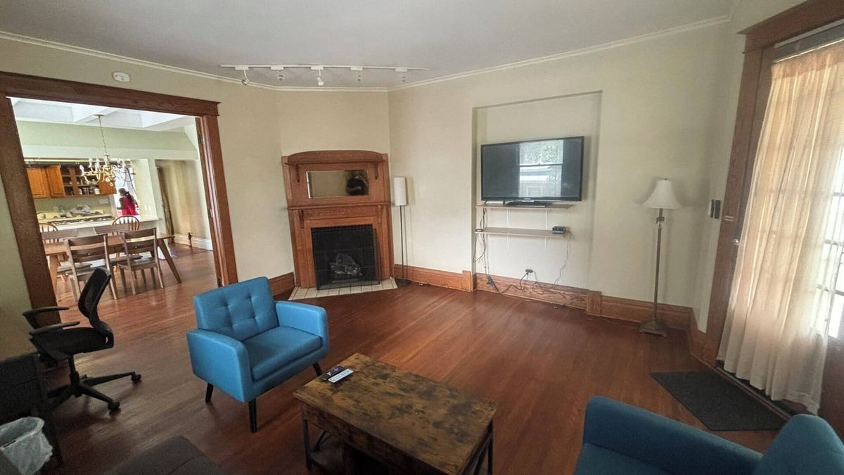 Terre Haute Apartment | Charming 2-bedroom 1st Floor apartment in lovely Terre Haute with WiFi, AC