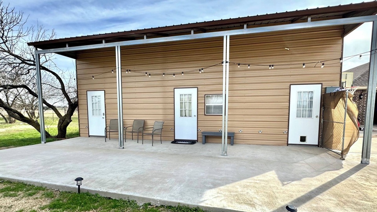Weatherford Cottage | Charming 2-bedroom farmhouse/barndo in Weatherford with WiFi and AC