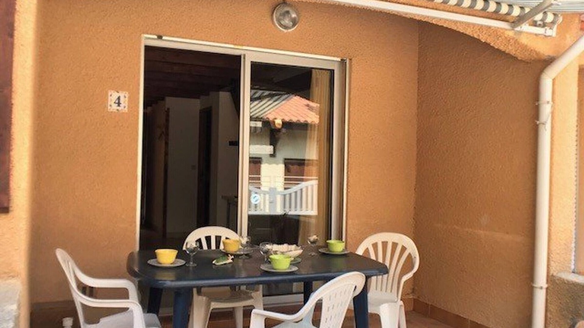 La Franqui Villa | Charming 2-Bedroom Villa with Terrace, Parking, 600m from Beach, Sleeps 5 - La Franqui