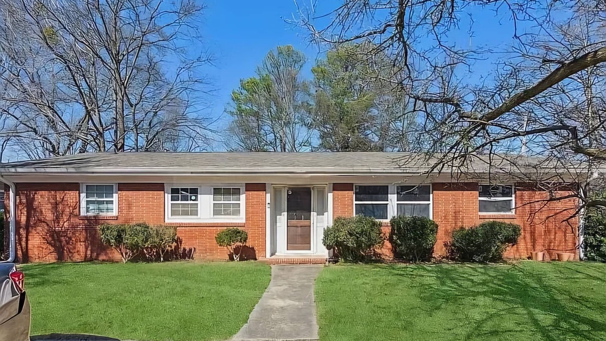 Eagan Park Villa | Charming 2-bedroom villa with WiFi, AC in beautiful Eagan Park area.