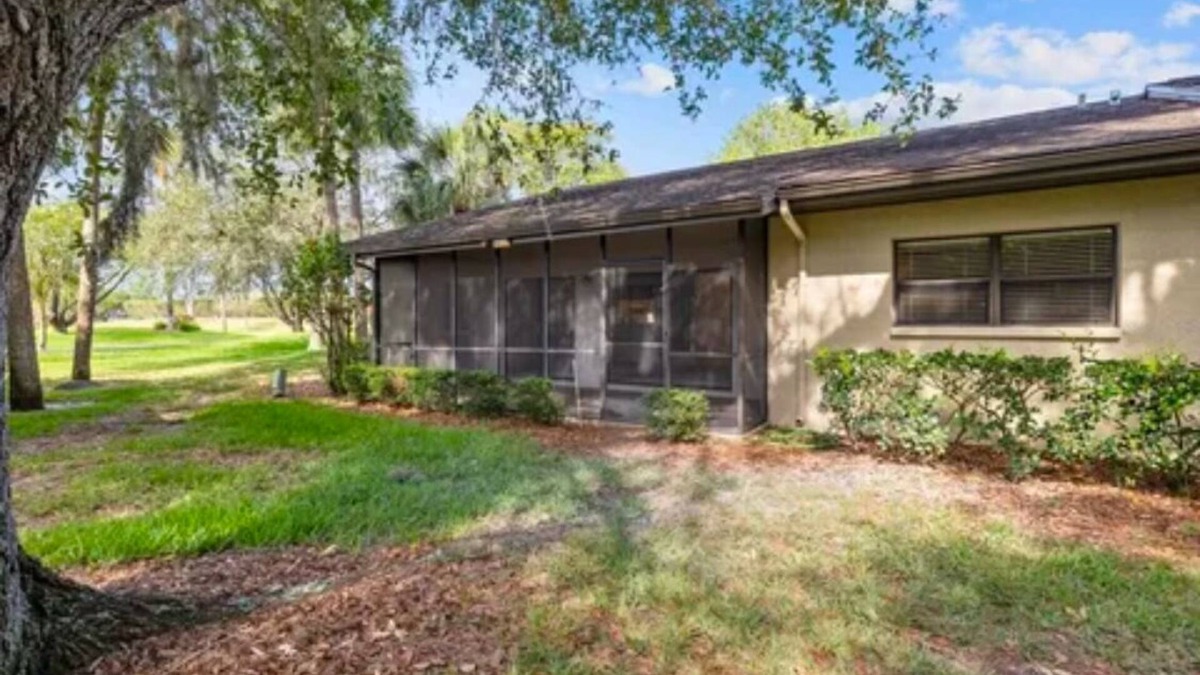 Palm Harbor Villa | Charming 2-bedroom villa in East Lake Woodlands with AC, WiFi and pool access
