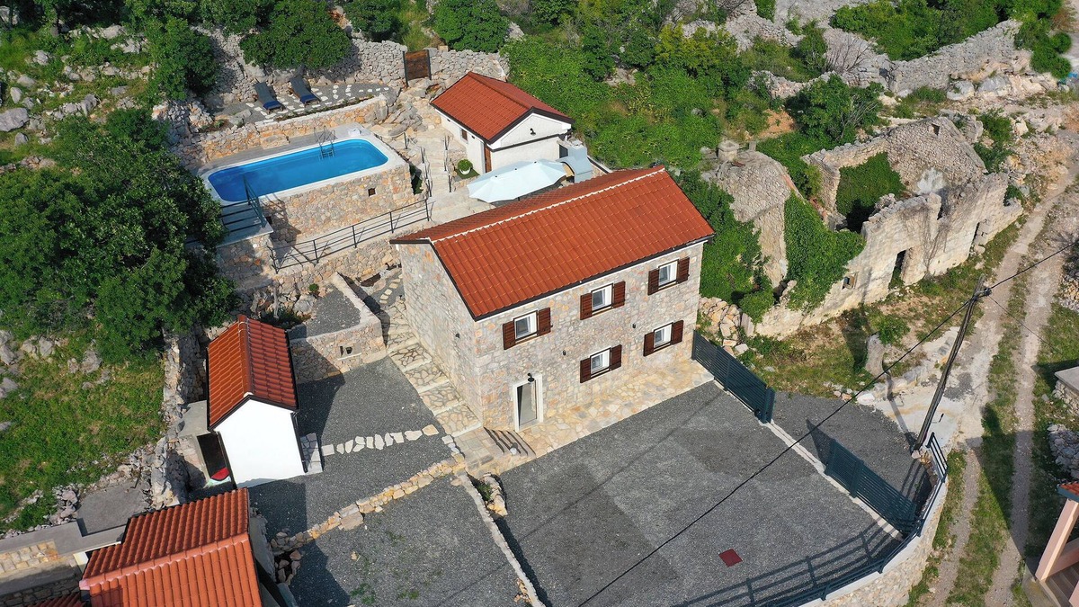 Prizna Villa | Charming 2-bedroom villa with AC, WiFi,swimming pool,view of the sea and islands
