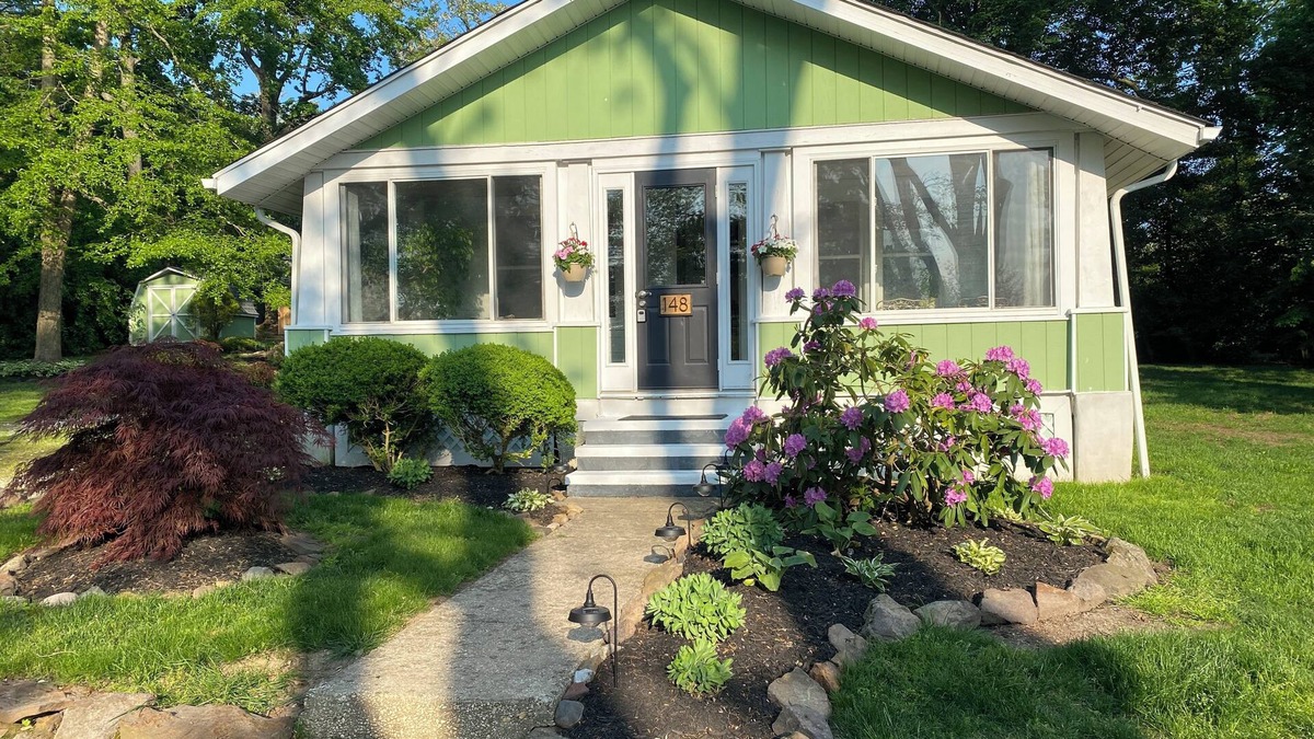 North East Cottage | Charming 2-bedroom water oriented cottage with water access